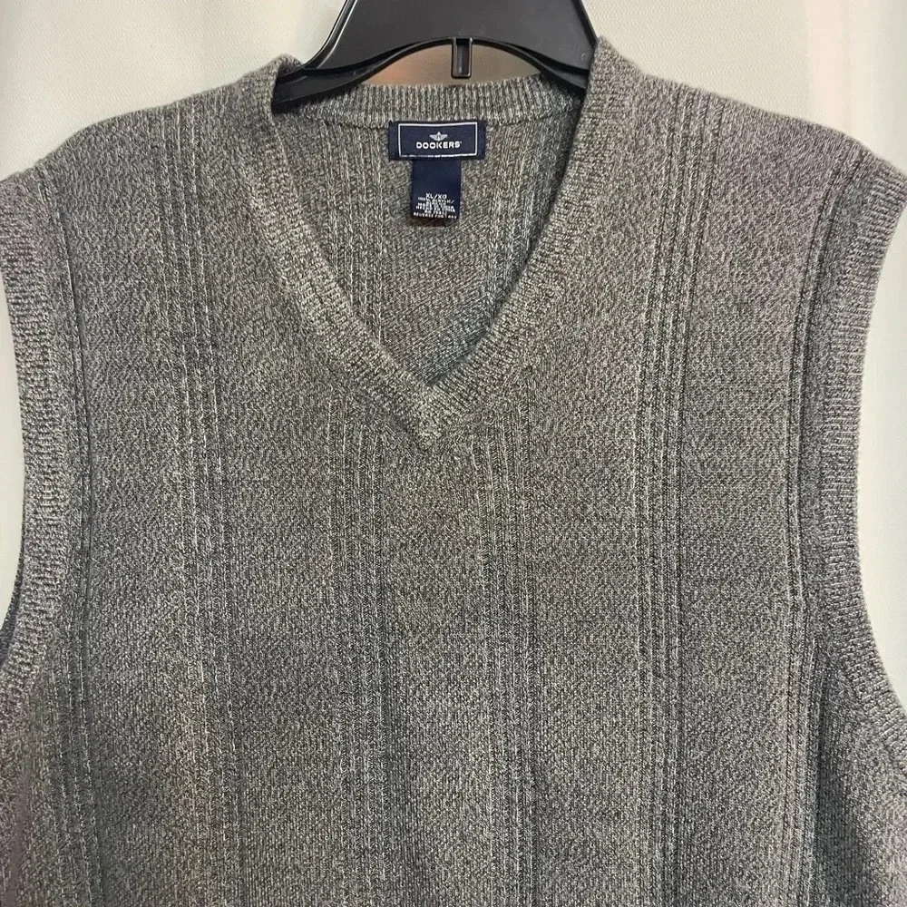 Dockers men’s gray golf vest size XL 100% acrylic Very soft.